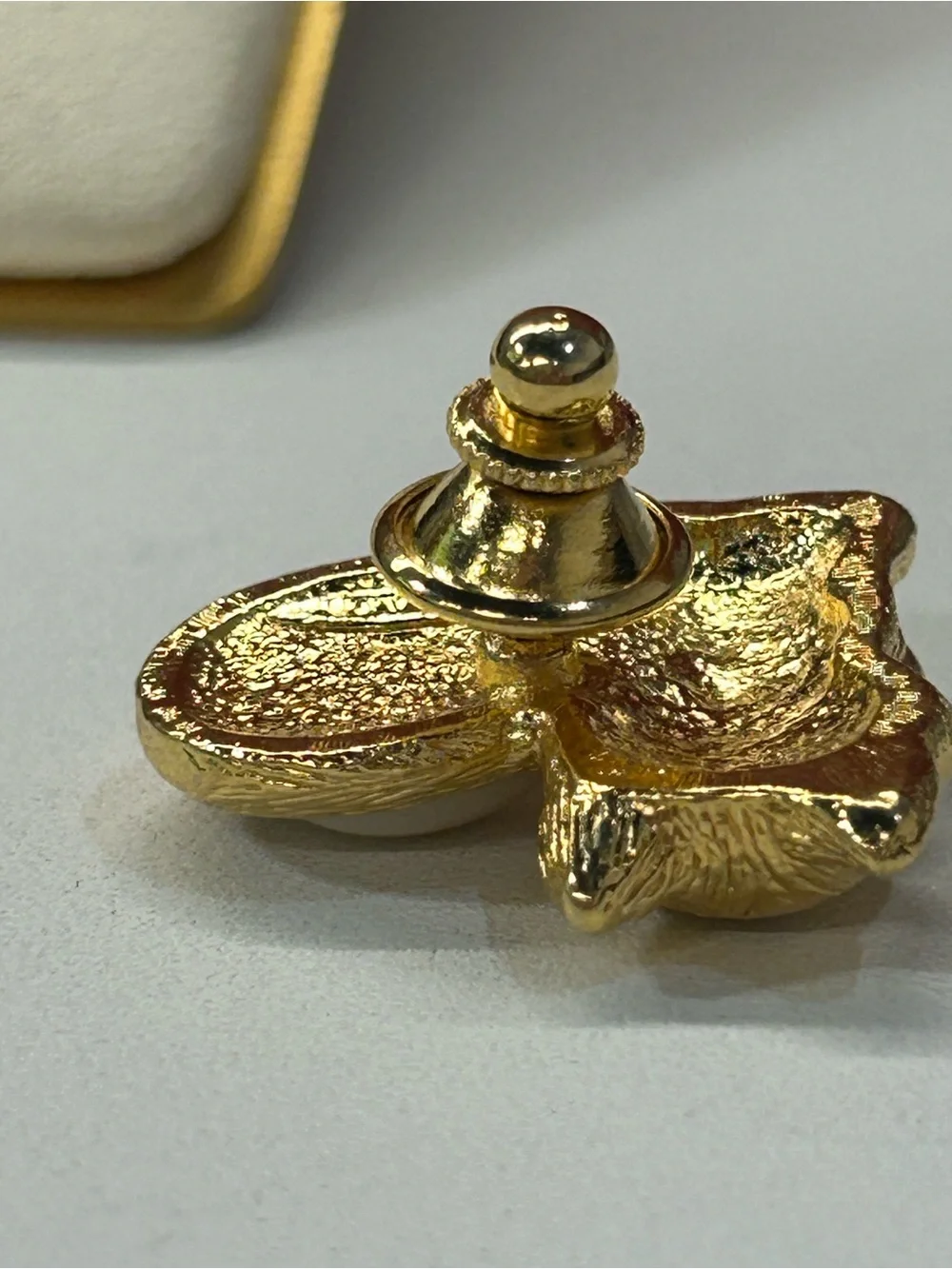 Vintage Avon gold tone kitty brooch with faux pearl tum tum